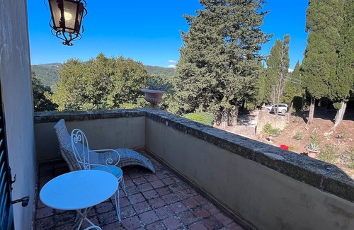 Massa Marittima Apartment | 'Le Scope' Room with Shared Pool, Private Terrace and Shared Garden