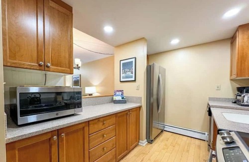 West Lebanon House | NEW - Mtn Views - Full Kitchen - Sauna - Pool - NH