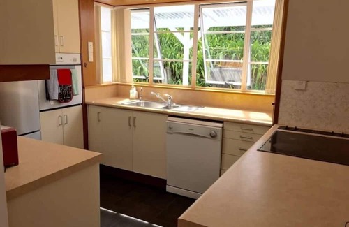 Torbay House | LARGE TORBAY HOME: Short walk to two beaches and Netflix