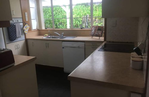 Torbay House | LARGE TORBAY HOME: Short walk to two beaches and Netflix