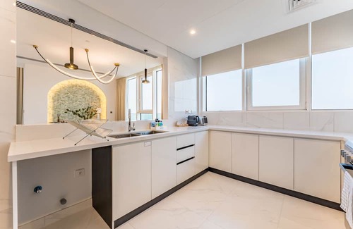 Bur Dubai Apartment | Next to Zabeel Park, Steps from the Metro Station, and Minutes to Downtown Dubai