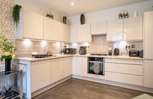 Dickens Heath Apartment | Luxury Furnished 2BR Apt w/WiFi, Workspace, Washer & Parking