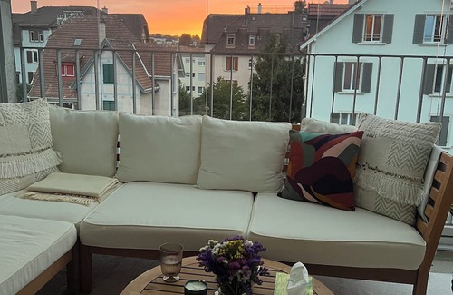 Altstetten Apartment | Stylish Zürich Apartment – 2 Min to Train, Balcony & Natural Light