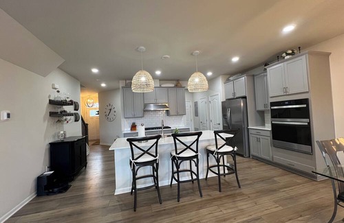 Milford Condo | LUXURY Comfy Condo in Charming Milford