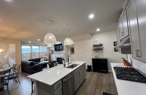 Milford Condo | LUXURY Comfy Condo in Charming Milford