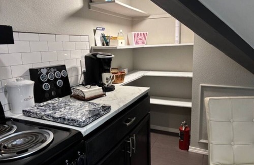 Bixby Apartment | Cozy Studio Apartment above Garage