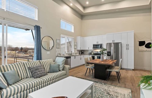 Old Town North Apartment | 2BR Retreat King Bed + Patio