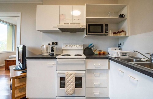 Auchenflower Apartment | Auchenflower 1BR Retreat, Parking Close to UQ & M5