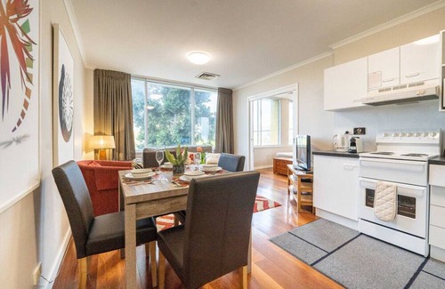 Auchenflower Apartment | Auchenflower 1BR Retreat, Parking Close to UQ & M5
