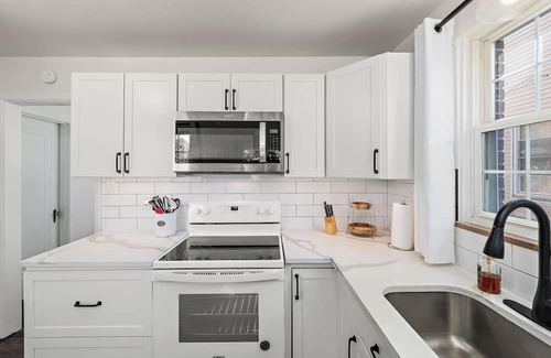 Sewickley House | tCharming Sewickley Village House, 2BR + Office/Futon, Walk to Shops