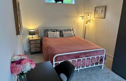 Bray on Thames House | Cosy Double Room 5 Minutes from Station,Peaceful Area, Only 20 Minutes to London