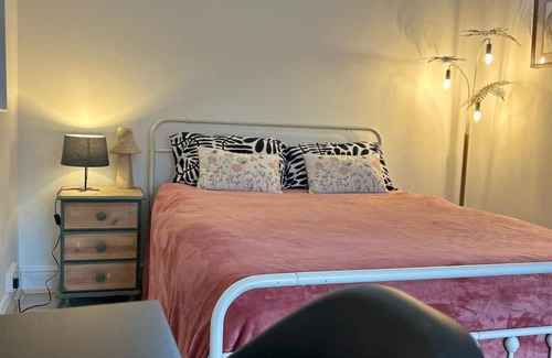 Bray on Thames House | Cosy Double Room 5 Minutes from Station,Peaceful Area, Only 20 Minutes to London