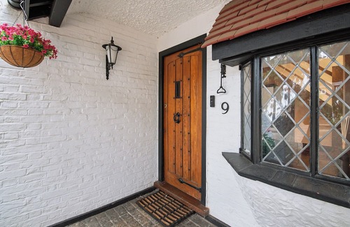 Canons House | Beautiful Tudor House - 15 mins to Wembley Stadium