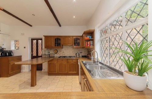 Canons House | Beautiful Tudor House - 15 mins to Wembley Stadium