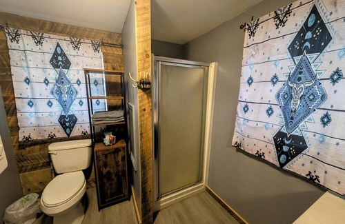 Howard House | Charming 2-bedroom house in Blanchard with AC