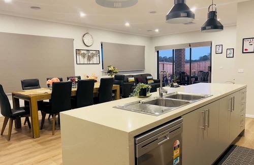 Charlemont House | New 4BR Retreat &Coastal Escape,15 mins to Geelong&Surf Coast with FREE Netflix