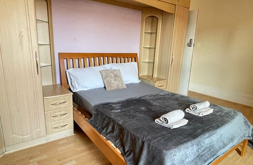 North Finchley House | Gorgeous Room In North London