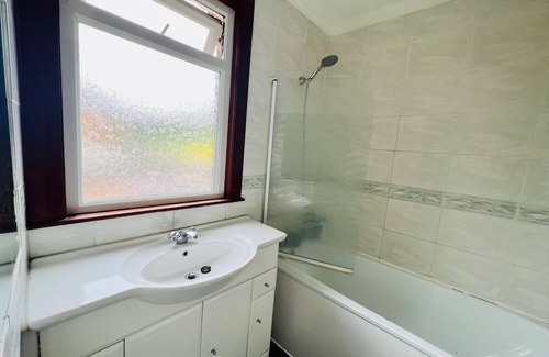North Finchley House | Gorgeous Room In North London