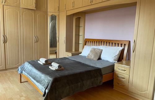 North Finchley House | Gorgeous Room In North London