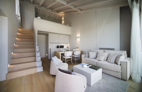 Peschiera del Garda City Centre Apartment | Apartment 'Palazzo Cordigero - Bastioni' with Canal View, Wi-Fi and Air Conditioning