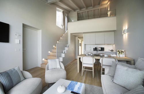 Peschiera del Garda City Centre Apartment | Apartment 'Palazzo Cordigero - Bastioni' with Canal View, Wi-Fi and Air Conditioning