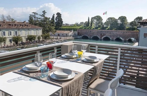 Peschiera del Garda City Centre Apartment | Apartment 'Palazzo Cordigero - Canale' with Canal View, Wi-Fi and Air Conditioning