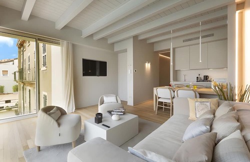 Peschiera del Garda City Centre Apartment | Apartment 'Palazzo Cordigero - Canale' with Canal View, Wi-Fi and Air Conditioning