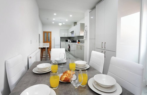 Thorpe Satchville House | Spacious Modern 5 Bedroom Home Getaway Near City Center-Sleeps 10+