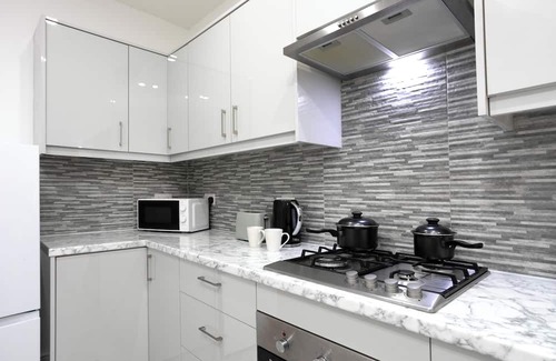 Thorpe Satchville House | Spacious Modern 5 Bedroom Home Getaway Near City Center-Sleeps 10+