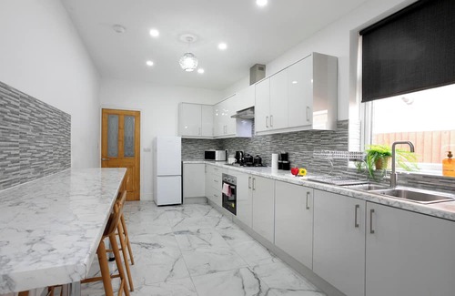 Thorpe Satchville House | Spacious Modern 5 Bedroom Home Getaway Near City Center-Sleeps 10+