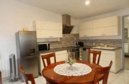 Laree Cottage | Gîte 'Gite Isis' with Private Terrace, Shared Garden and Wi-Fi