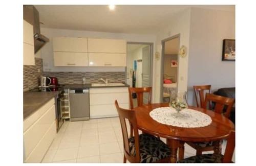 Laree Cottage | Gîte 'Gite Isis' with Private Terrace, Shared Garden and Wi-Fi