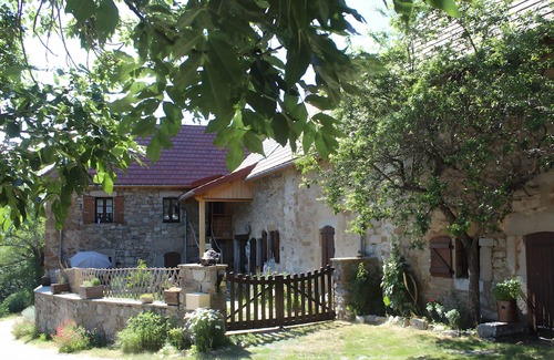 Les Cotes de Corps Cottage | Cottage 'Le Grand Gîte' with Lake View, Private Terrace and Wi-Fi