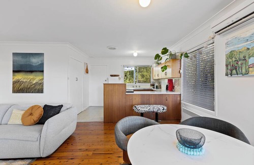 Mossy Point House | A classic beach house with waterfront access and a 5min walk to the beach