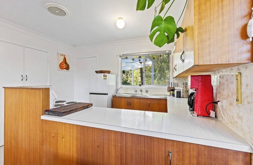 Mossy Point House | A classic beach house with waterfront access and a 5min walk to the beach