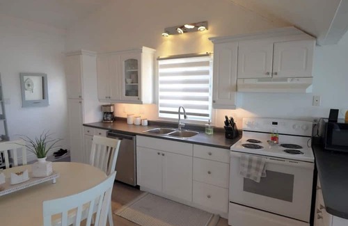 Lambton Shores Cottage | Lakeside Cottage Retreat – Stunning Sunsets & Waterfront Fun