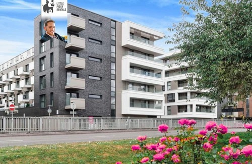 Stevenage Apartment | Super King Balcony Suite - Luxury, Eco, Fast Wi-Fi