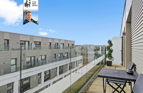 Stevenage Apartment | Super King Balcony Suite - Luxury, Eco, Fast Wi-Fi
