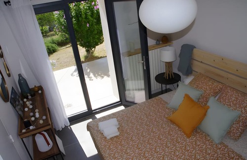 Bourg-Saint-Andeol House | Guest House 'Chambre Côté Ventoux' with Shared Pool and Garden