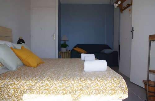 Bourg-Saint-Andeol House | Guest House 'Chambre Côté Ventoux' with Shared Pool and Garden