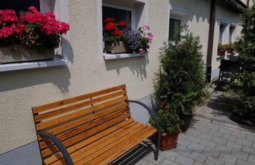 Offenhausen Apartment | Apartment 'Ferienwohnung Annette' with Shared Terrace and Wi-Fi
