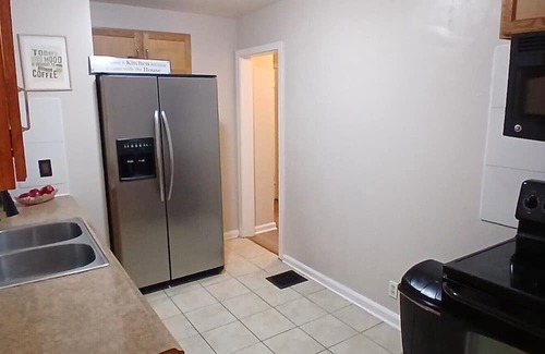 South Kansas City House | Cozy - Centrally Located 2-bedroom house