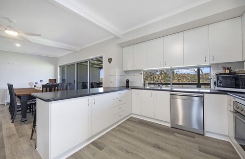 Pellaring Flat House | 🌊 Absolute Waterfront Bliss – Pet Friendly Family Shack to Ski, Fish & Relax
