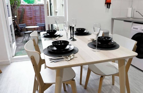 Thornton Heath Apartment | 4 Guests - Pet Friendly Retreat in Thornton Heath
