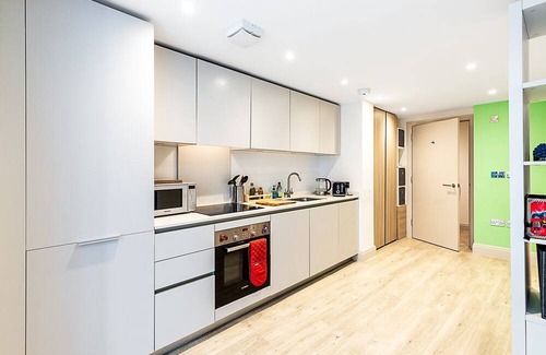 Turnham Green Apartment | ​Chiswick Studio Retreat with Private Balcony