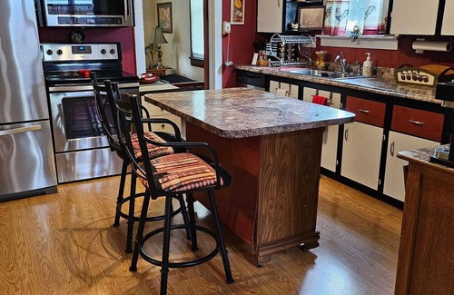 Carlyle House | Charming 2-bedroom, two bathroom house in Carlyle, pets welcome!