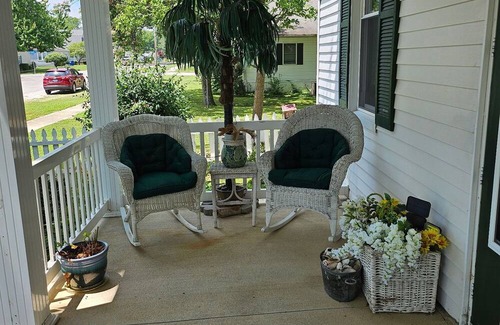 Carlyle House | Charming 2-bedroom, two bathroom house in Carlyle, pets welcome!