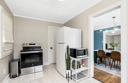 South Kansas City House | Comfy 2BR Near Hospitals, UMKC, Brookside, & Plaza