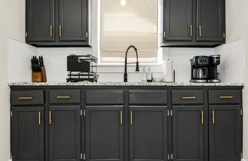 South Kansas City House | Cozy 2BR Near Hospitals, UMKC, Brookside, & Plaza