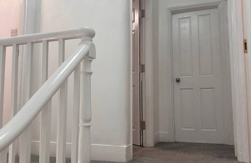 Thornton Heath House | Cosy family-friendly home, perfectly located near shops, parks, and restaurants.